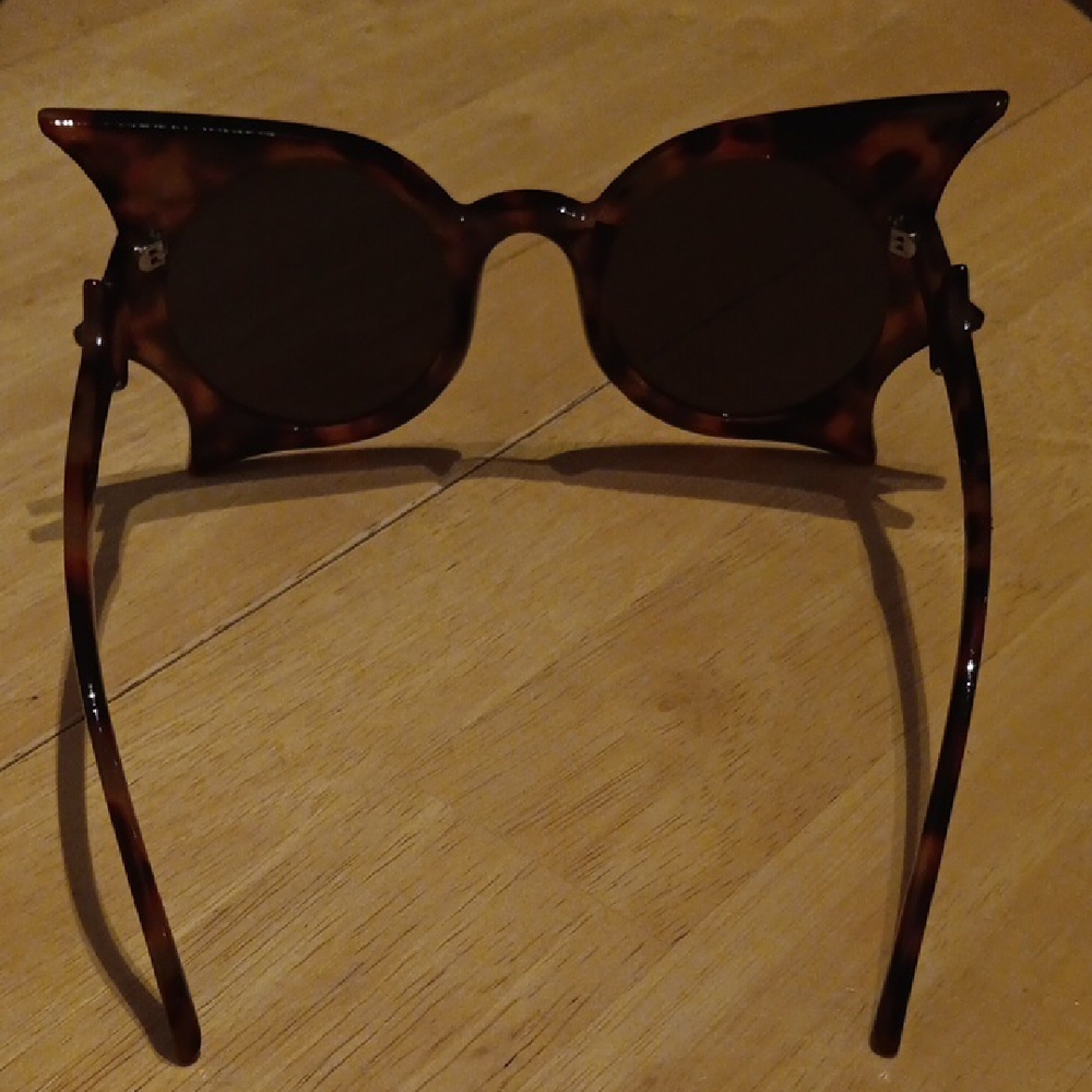 Chic Tortoise Shell Cat Eye Sunglasses - Picture 3 of 5